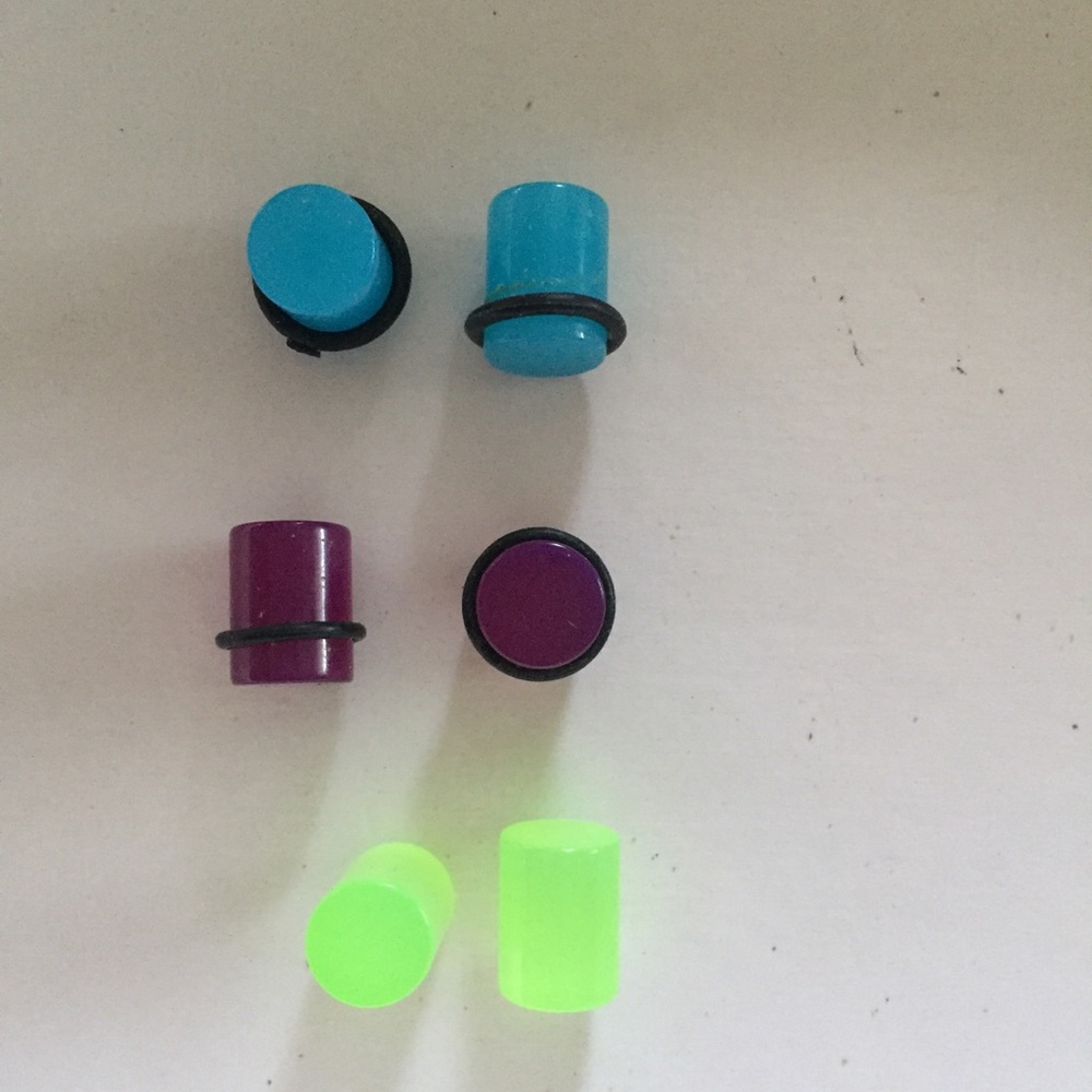 Plastic size 0 plugs